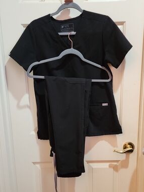 EUC Small FIGS Women’s Black Scrub Top and Pants Set